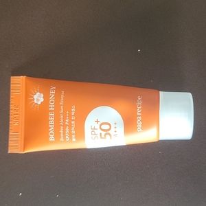 Bomber moist sun essence